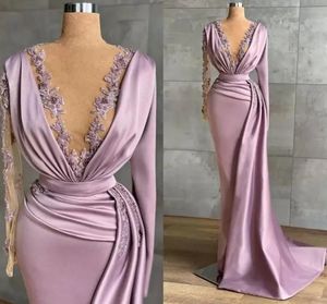 2024 Elegante Satijnen Zeemeermin Avondjurken met Lange Mouwen Diepe V-hals Kant Geappliceerd Galafeestjurken Arabisch Aso Ebi Ruches Sweep Trein Dames Robe de Soiree