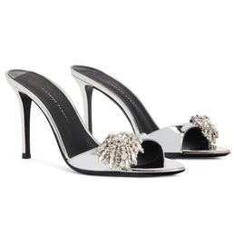 2024 Elegant Walking Sabry Open-Toe Sandals Chaussures Mules Stiletto Heels Designer Sandal Silver Metal Hardware avec Crystal Rinestones Party Lady Walking Shoe Box