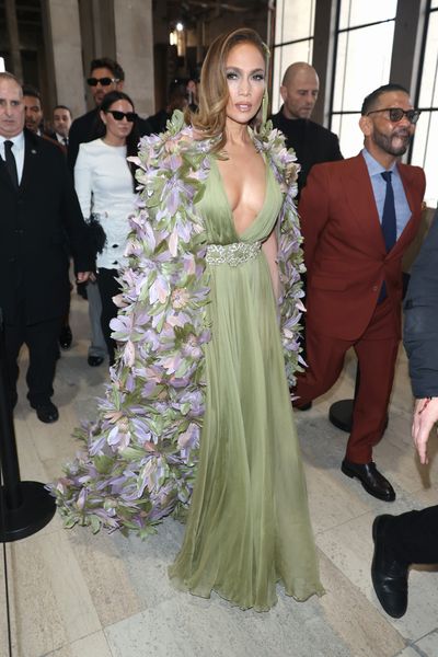 2024 Elie Saab Jennifor Cape à fleurs en mousseline de soie vert abic Aso Ebi Paris Fashion week Robe de soirée piste de mode