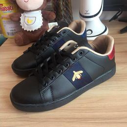 2024 broderie Chaussures blanches hommes Femmes Breatch Trainers Chaussures Fashion Designer chaussures Couple de baskets décontractées Taille 36-44