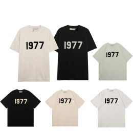 2024 EssentialShorts 1977 Luxury Mens T-shirt T-shirt Front Flocking 1977 Lettre Silicon Back High Streetwear Loose Oversize Oversize Tee Skateboard Tshirt Femmes Tops