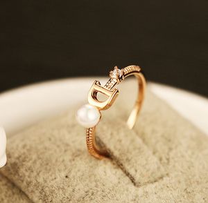 2024 Europa Brand Goud vergulde brief Hoogwaardige Pearl Ring roestvrij staal vintage charmes ringen voor vrouwen trouwfeest retro kostuum sieraden