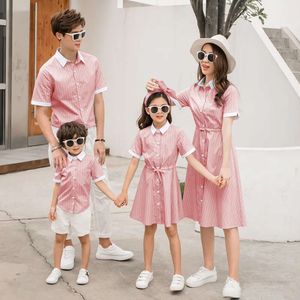 2024 Familie bijpassende tee shirts voor papa moeder dochter shirt jurken gestreepte blouse mama en me kleren mama zoon outfits