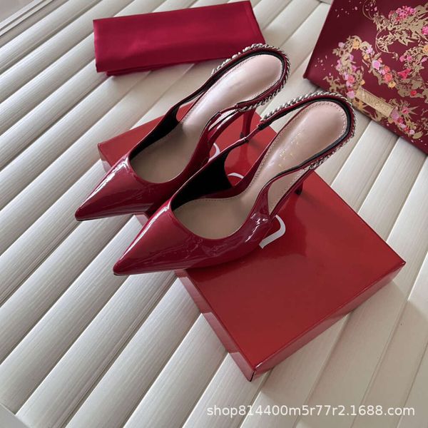 2024 Famille Nouvelle chaîne de lettres Baotou Back Sandales vides Sandales Femme Pointed Talons Chaussures de mariage Rouge Célébrité High Heels