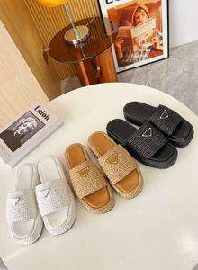 2024 beroemde merk Strandslippers Klassieke Platte hak Zomer Designer Mode flops leer dame Slides damesschoenen Hotel Bad Dames sexy Sandalen 44