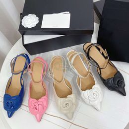 2024 Fashion Camellia Sandales pointues Français Talons hauts Chaussures Big Pointer Toe Rivet Roman Sandal Plus