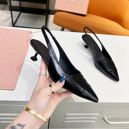 2024 Chaussures habillées de créateurs de mode Chaussures à talons hauts pour femmes Exquises et confortables Matériau en cuir pour femmes Panneau en cuir Tailles 35-42