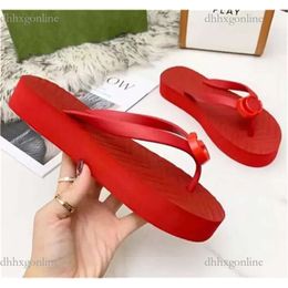 2024 Diseñadores de moda Damas Flip Flip Simpulaciones Jóvenes simples zapatos de mocasin adecuados para la primavera de verano y otoño playas Otros lugares talla 35-42