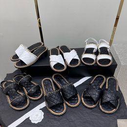 2024 zapatillas de cuero de diseñador de moda Flip Flip Flip Simple Youth Moccasin Zapatos adecuados para la primavera de verano con el botón de cadena Tamaño 35-41