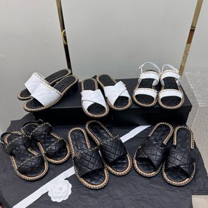 2024 Fashion Designer en cuir Slippers Lames Flip Flip Flip Simple Youth Moccasin Chaussures adaptées au printemps d'été avec une taille de bouton de chaîne 35-41