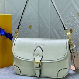 2024 Diseñador de moda Bolso de hombro de cuero Mujeres Bolsa de crossbody Luxurys Bolsos Mini Hobo Tote Bag Classics Flap Messenger Bolsas de compras Titular de la tarjeta
