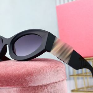 2024 Diseñador de moda Gafas de sol Gafas de sol de alta calidad Mujeres 6704 Hombres Gafas para mujer Vidrio de sol Lente UV400 Unisex con caja Gafas de sol al aire libre Gafas de sol deportivas