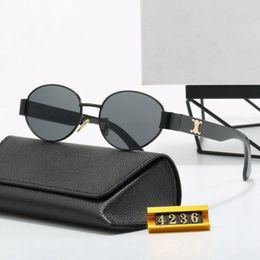 2024 Gafas de sol de diseñador de moda para hombres y mujeres gafas mismas gafas de sol que Lisa Triomphe Beach Street Photo Small Sunnies Metal Full Frame