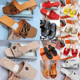 2024 Fashion Flat Bottom Sandales Famous Designer Femmes Kurt Chaussures Luxury Og Oriaginal Place Slip-On Slides Lady Classics Soft Rubber Flip Flips Cuir Red SlipperS