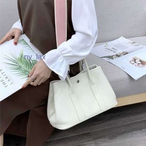 2024 Fashion Handbag Luxury Design minimaliste délicat de la fête de jardin délicate sac familial Travail en cuir Boupéteur pour femmes
