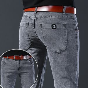 2024 Jeans de mode Men de style coréen pantalon de taille moyenne gris pantalon mâle de jean décontracté 240415