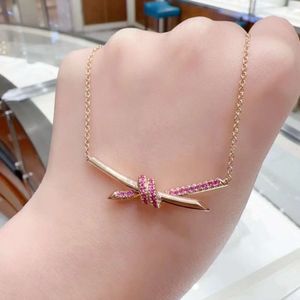 2024 mode-sieraden ontwerper Itys hanger kettingen ketting editie V goud T roze diamant gedraaid touw voor vrouwen Rose knoop boog kraag ketting