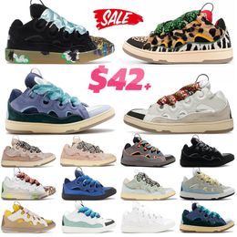 2024 Moda Cuero Curb Extraordinario en relieve para hombre Mujeres Hightop Diseñador Zapatos de vestir Lavina Curbs Loafer Lavine Zapatillas de deporte Plataforma de goma Lavins Coach Trainer