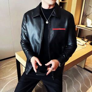 2024 Moda Chaqueta de cuero para hombre Diseñador de cuero artificial Parka Letra femenina Parka Amantes Ropa Abrigo de motocicleta Abrigo a prueba de viento para hombre Cáscara suave