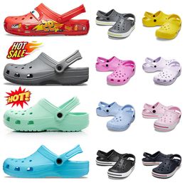 2024 Mode Nieuwe klassieke Kids Croc Charms Sandalen beroemde Designer Dames Cros Cross-Tie Slides Beach Buckle Rubbers Platform Waterdichte slippers Rode Sandale