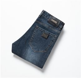 2024 Mode Nieuwe Jeans Heren Herfst Slim Fit Gewassen Recht Metaal Leren Label Elastisch Kleine Voeten Trend Europees Station Skinny Broek Groothandel Maat Paars