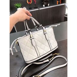 2024 Mode Sac à bandoulière Usine % 70% Cheveux au détail Nouveau Niche française Dign Sac à main pour femme Rhombus Lettre Bandoulière Advanced Sense Commuting Bag23