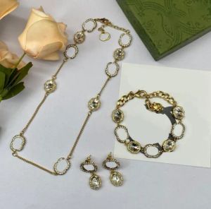 2024 Fashion Vintage Collier Bracelet Boucles d'oreilles Boucles d'oreilles Crystal Collier Diamond Send Advanced Send Simple Niche Elegant Collier