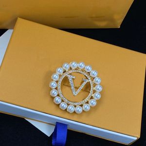 2024 Mode Dames Designer Broche Verguld met Diamant Ingelegde Parel Grote V Letter Pins Bruiloft Sieraden Hoog Leer Vakantiecadeau