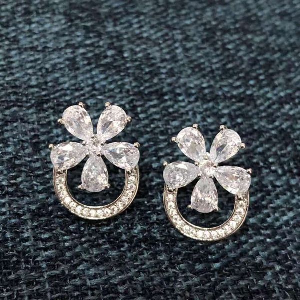 2024 Moda Mujer Diseñador de lujo Colgante Cadena Joyería de boda Flor Cuatro hojas Hierba Oreja Flor Diamante Studs Mujer Estilo ligero Pendientes Edición Joyería