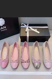 2024 Fashion Women's Shoes Designer Luxe platte damesschoenen Fashion Casual Super Wide Selectie, geborduurde lederen boog, dames dating jurk schoenen