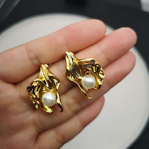 2024 Modieuze elegante gouden oorbellen met speciale vorm ontworpen nieuwe trendy handgemaakte oorbellen messing materiaal oorbellen sieraden voor dames in feest