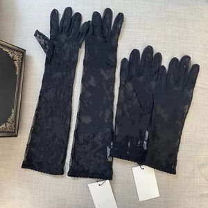 2024 Cinq doigts Tulle noir pour femmes Designer Dames Lettres Imprimer Mitaines de conduite en dentelle Ins Gants de fête minces 2 Taille Grand en ligne