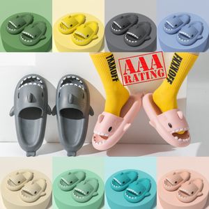 2024 diapositives en mousse shampooing sentiment pantoufles de requin pour hommes EVA sandales de couple à semelles légères dessin animé drôle pantoufles de plage intérieure chaussures
