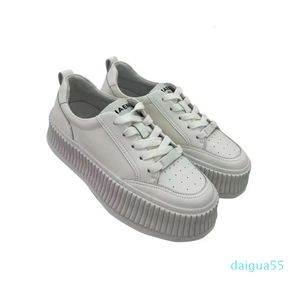 2024 Gâteau en pin parfumé Biscuit épais en cuir Little blanc pour femmes blanches Lacet Up Polydoule Casual Sports Board Chaussure