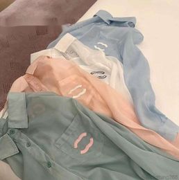 2024 Francia Diseñador para mujer Blusas sueltas Camisas Moda Verano Sexy Translucidez París Camisa Casual Manga larga Canales de calidad superior Ropa a prueba de sol 66