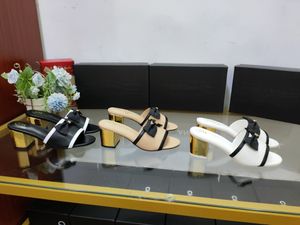2024 France Chaussures pour femmes Summer Diamond Permeurs Slippers Square Toe Slide Slide de haute qualité Nom de bande de sandale de concepteur de luxe de haute qualité