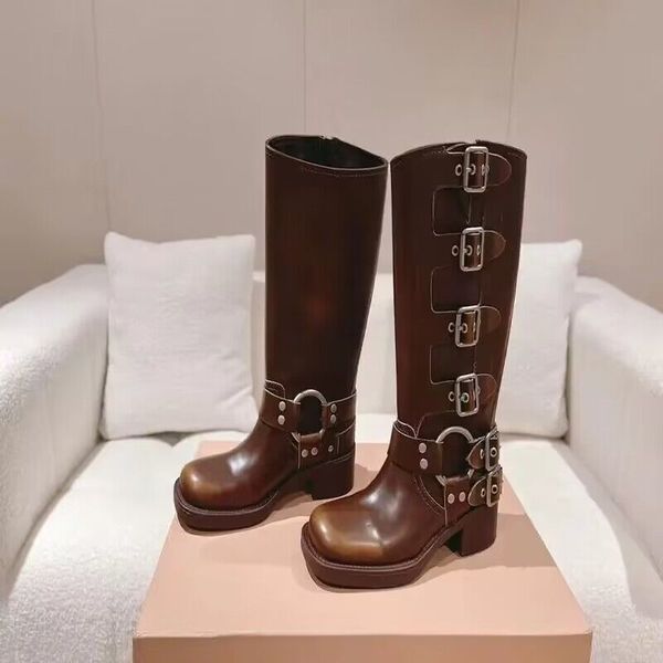 2024 Bottes à talons carrés en cuir véritable Boucle Décor Locor Desighn Brillant Bout carré Plate-forme mature Chaussures de couleur unie pour femmes Miui