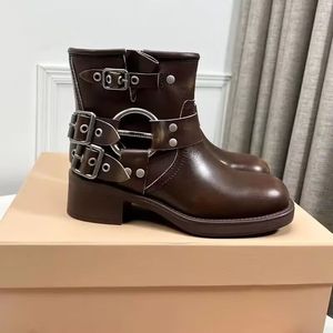 2024 Echt Leer Vierkante Hakken Westerse Mid Kuit Laarzen Vrouw Korte Laarzen Punk Schoenen Vrouwen Metalen Riem Gesp Motorlaarzen vrouwen Miui