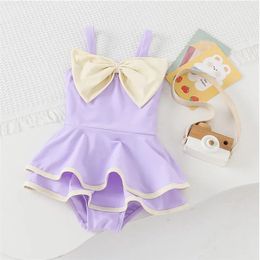 2024 Girl Swimsuit Baby Baby Sute Fashion Sling One-Piece Swimwear Summer Children Bow Tie mouwloze stranden Bikini-jurk 2-8y 240422