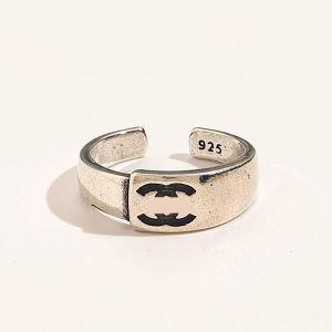 2024 Gold Titanium Steelium Ring Diseñador Ajustable para mujeres Letra de estilo simple Anillos de pareja de moda