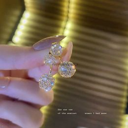 2024 Boucles d'oreilles en forme de coeur en fil d'or pour femmes 925 aiguilles en argent Version coréenne Niche Design deux portant un luxe léger haut de gamme