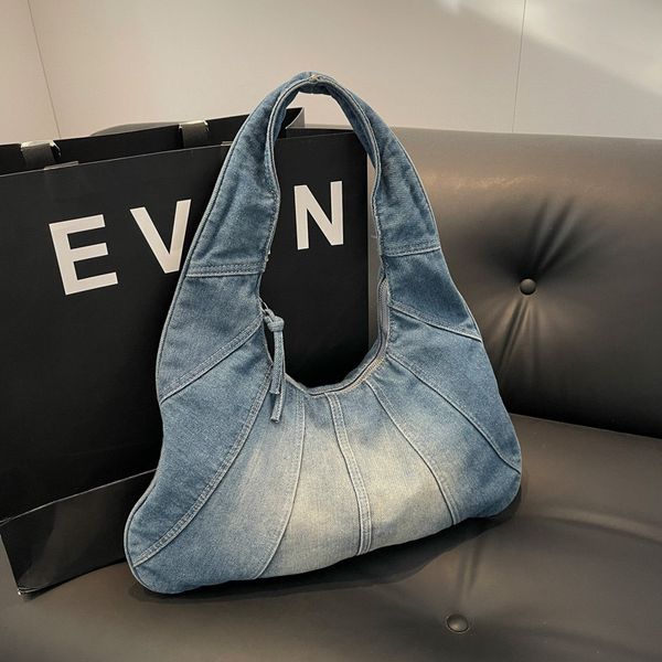 2024 Changement de couleurs de couleur Sac de créateur de couleurs pour femmes Denim épissant de nouveaux bagages à la mode et personnalisés Sac de boulettes à la mode 43 cm