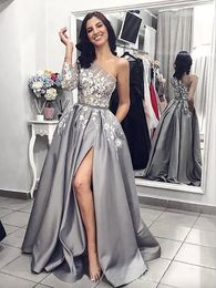 2024 Grijs Zilver Een Schouder Lange Mouwen Formele Avondjurken Sexy Hoge Split Kant Bloemen Vlek Vrouwen Speciale Gelegenheid prom Gown