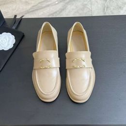 2024 Guangzhou yuan primavera tacón nuevo zapatos de metal de cuero pequeño, suela gruesa, zapatos individuales casuales de un paso