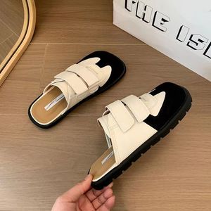 2024 Medias zapatillas de verano Summer 2024 Bloque de color Velcro feo y linda edición coreana Baotou zapatillas nuevas