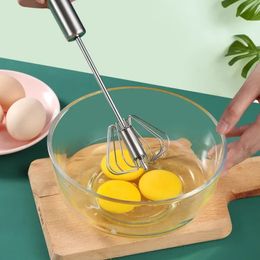 2024 Handdruk Semi-automatische eierklopper roestvrijstalen keukenaccessoires gereedschap zelf draaiende crème gebruiksvoorwerpen kloppen handmatige mixer voor