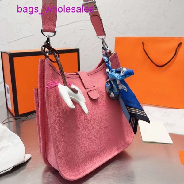 2024 Bolso de fábrica tienda directa en línea al por mayor y al por menor Nuevo bolso de cuero moda personalizada Hombro hueco bolso de cubo femenino