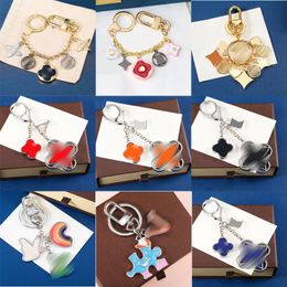 2024 Llaveros de diseñador hechos a mano Llavero multicolor Mujeres Hombres Bolso de cuero marrón Monedero Cordón Chapado en oro Accesorios Dragonne Llavero Letra C9