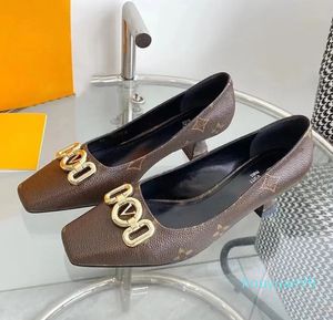 2024 Talons Sandals d'été en cuir Lady Party Mariage Robe de chaussure chaussure de chaussure ensoleillée à l'extérieur Loafer High Heel Shoe Brown Flower Flower