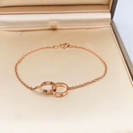 2024 High Edition stalen armbanden liefde voor vrouwen meisjes dames geschenkontwerper sieraden klassiek ontwerp dubbele lus gekruisteq2